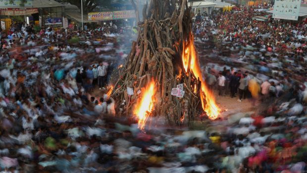 Tradice spojené se svátkem se napříč Indií také v lecčems liší. V některých částech země lidé v předvečer svátku zapalovali vatry, aby oslavili vítězství dobra nad zlem