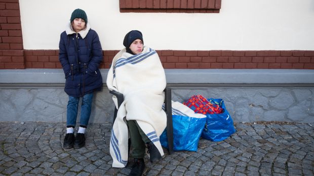 Ukrajinští uprchlíci čekají před dislokovanou pobočkou úřadu práce v Pražské tržnici v Holešovicích.