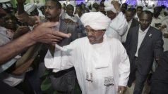Súdánský prezident Umar Bašír mezi svými příznivci v Chartúmu