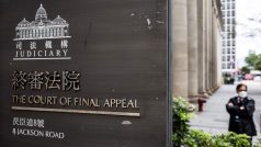 Australští a kanadští soudci potvrdili, že zůstanou na nejvyšším soudu v Hongkongu poté, co dva vysoce postavení britští soudci rezignovali