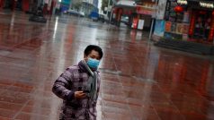 Muž s maskou ve vylidněném nákupním středisku v provincii Jiangxi v Číně