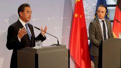 Čínský ministr zahraničí Wang I (vlevo) s šéfem německé diplomacie Haikem Maasem (vpravo)