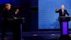Prezidentští kandidáti Donald Trump a Joe Biden při první předvolební debatě na konci září