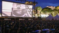 Promítání na pláži na festivalu v Cannes