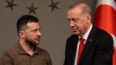 Ukrajinský prezident Volodymyr Zelenskyj a jeho turecký protějšek Recep Tayyip Erdogan