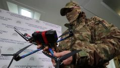 Ruský voják drží bojový dron vyrobený dobrovolníky