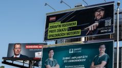 Vlevo billboard Sme rodiny, vpravo Sasky