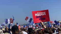 Dav v Marseille skanduje „Macron prezidentem“, lidé mávají francouzskými vlajkami. Někteří mají transparenty s nápisem „Emmanuel Macron s vámi“