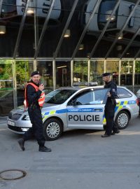 Policisté před hlavním nádražím v Praze