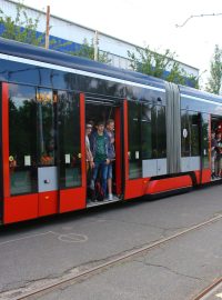 Studenti testují obsaditelnost tramvají a autobusů