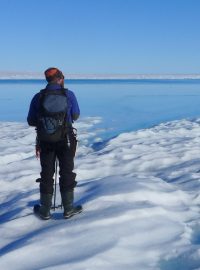 Vědci si zatím nejsou úplně jistí, jestli masivní odvodňování ledovcových jezer ústup ledovce zrychlí, nebo zpomalí