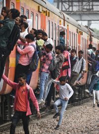 Přeplněný vlak na nádraží v Ghaziabad na předměstí Nového Dillí v Indii