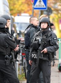 Policie zasahovala v Hamburské škole proti ozbrojeným žákům