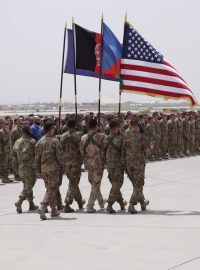 Poslední pocta padlým českým vojákům na základně Bagrám v Afghánistánu.