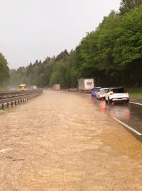 Bahnem zaplavená dálnice D1