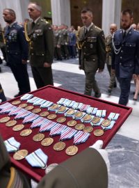 Téměř 120 vojáků obdrželo na Vítkově medaile a další ocenění za účast na zahraničních misích.
