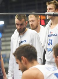 Čeští basketbalisté během zápasu s Maďarskem v Chomutově
