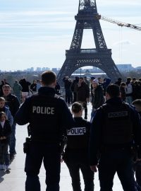 Policejní hlídka v Paříži po zvýšení bezpečnstních opatření