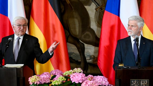 Německý prezident Frank-Walter Steinmeier (vlevo), který zahájil dvoudenní oficiální návštěvu ČR, hovoří na tiskové konferenci po setkání s českým prezidentem Petrem Pavlem (vpravo)