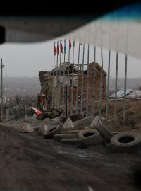 Pohled z auta na budovy zničené během rusko-ukrajinského konfliktu ve městě Avdijivka v Doněcké oblasti na Ukrajině (foto z 16. března 2024)