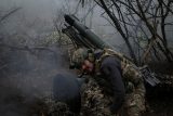 Voják Národní gardy Ukrajiny střílí z houfnice na ruské jednotky v Doněcké oblasti