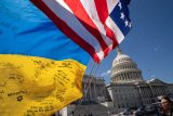 Ukrajinská a americká vlajka před Kapitolem ve Washinghtonu