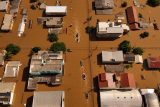 Čluny s dobrovolníky pátrající po lidech izolovaných v domech v zaplavené čtvrti Mathias Velho v Canoas ve státě Rio Grande do Sul, Brazílie, 5. května 2024.