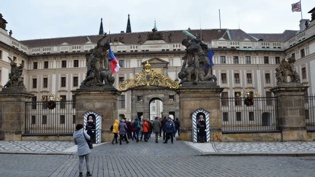 Brána gigantů se sousoším Souboj Titánů na Pražském hradě