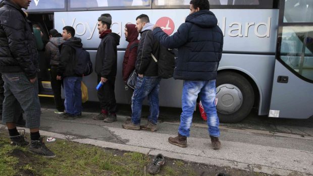 Migranti, kteří se rozhodli opustit Džungli u Calais, čekají na autobus do Štrasburku