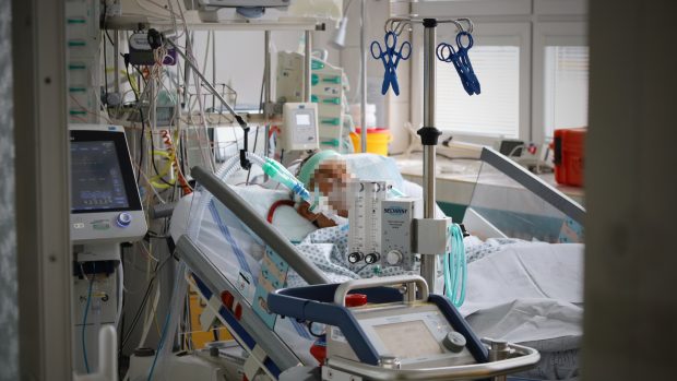 Na Oddělení resuscitace a intenzivní medicíny ve Fakultní nemocnici Ostrava jsou hospitalizovaní post-covidoví pacienti, kteří vyžadují nepřetržitou pomoc zdravotníků