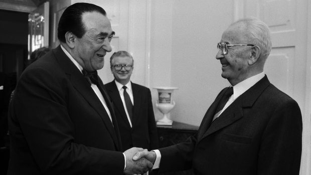 Vydavatelský magnát, politik a miliardář Robert Maxwell se 21. července 1989 na zámku v Lánech setkal s prezidentem Gustávem Husákem