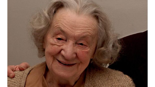 Josefína Napravilová si v 95 letech v Lidicích u Kladna převzala čestné občanství