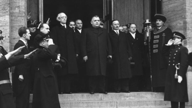Jozef Tiso po svém zvolení v roce 1939 v Bratislavě