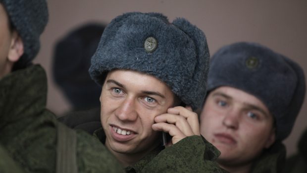 Telefonující ruský voják (ilustrační foto)