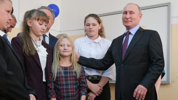 Vladimir Putin na návštěvě ruské školy, fotografie z roku 2019