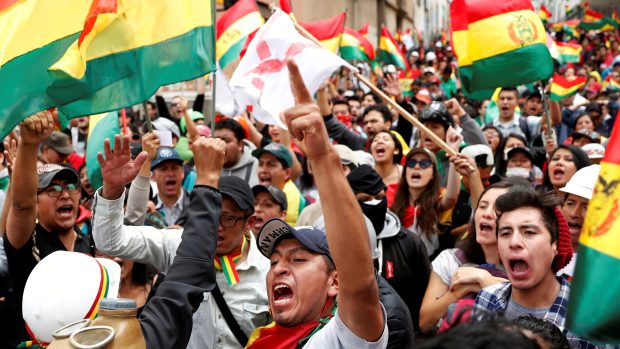 Demonstrace proti bolívijskému prezidentovi Evo Moralesovi v hlavním městě země La Pazu