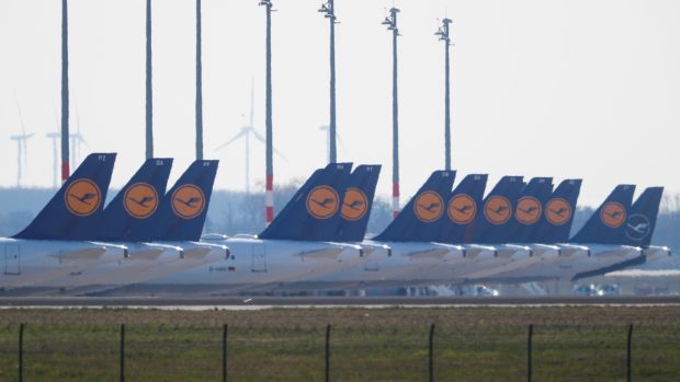 Letadla německého dopravce Lufthansa jsou zaparkována na berlínském letišti Schoenefeld