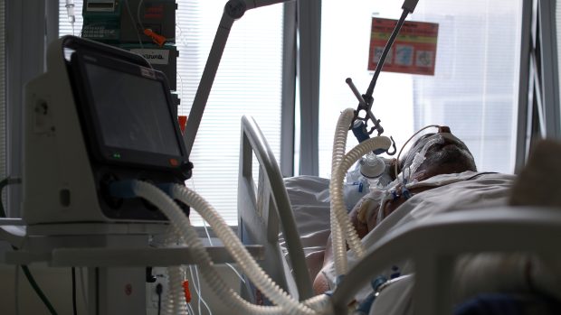 Muž na plicním ventilátoru v nemocnici v Sao Paulu.