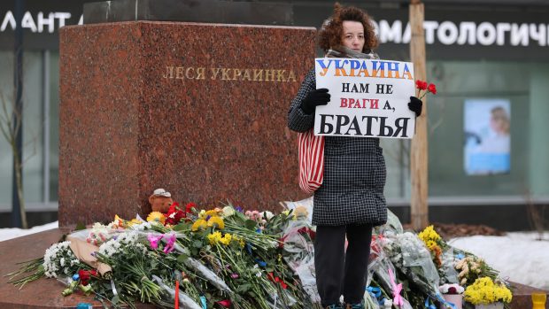 Neoficiální pomníček obětem z Dnipra vznikl v Moskvě u památníku ukrajinské spisovatelky Lesji Ukrajinky.