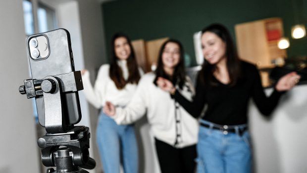 Dívky natáčející video na Tik Tok