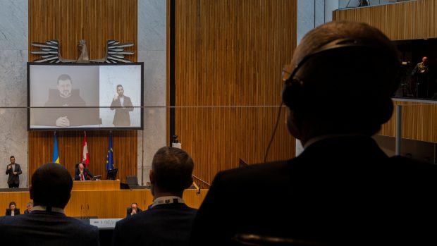Ukrajinský prezident Volodymyr Zelenskyj ve čtvrtek prostřednictvím videokonference promluvil v rakouském parlamentu
