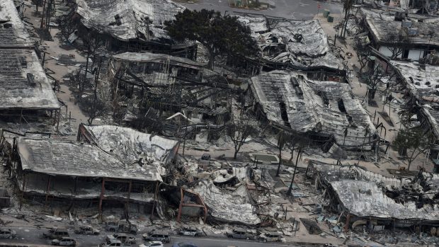 Pohled na město Lahaina po ničivém požáru