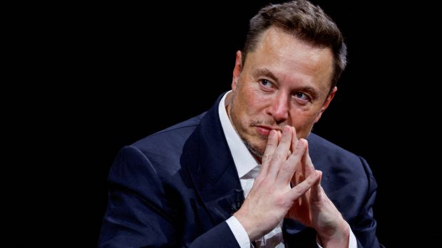 Elon Musk gestikuluje při návštěvě konference Viva Technology věnované inovacím a startupům na výstavišti Porte de Versailles v Paříži