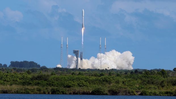 Raketa Atlas 5, za kterou stojí skupina United Launch Alliance společností Boeing a Lockheed Martin, v pátek odstartovala krátce po 20.00 středoevropského letního času