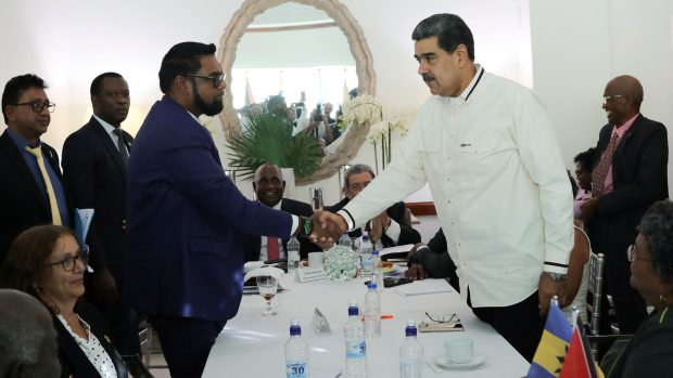 Setkání venezuelského prezidenta Nicoláse Madura a jeho guayanského protějšku Irfaana Aliho v Kingstownu