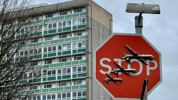 Dopravní značka STOP s třemi polepy znázorňujícími drony, jejíž fotografii předtím Banksy umístil na svůj oficiální instagramový účet, na ulici na jihu Londýna vydržela méně než hodinu