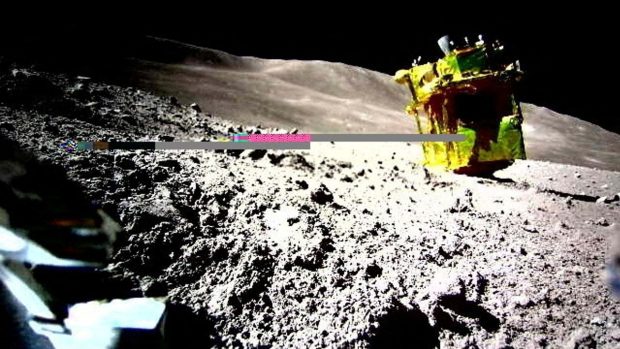 Sonda SLIM na snímku pořízeném sondou LEV-2 na Měsíci