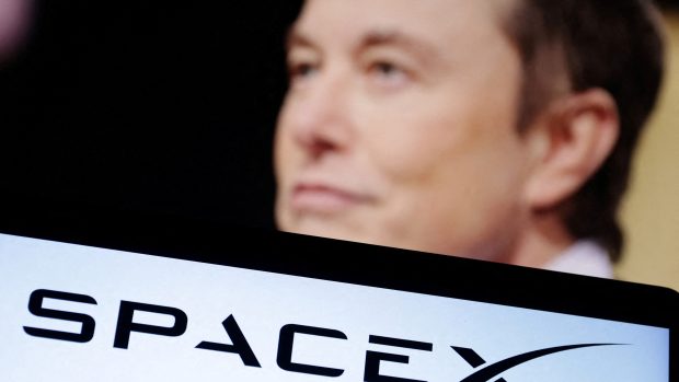 Logo SpaceX a fotografie Elona Muska, ilustrace je pořízená 19. prosince 2022