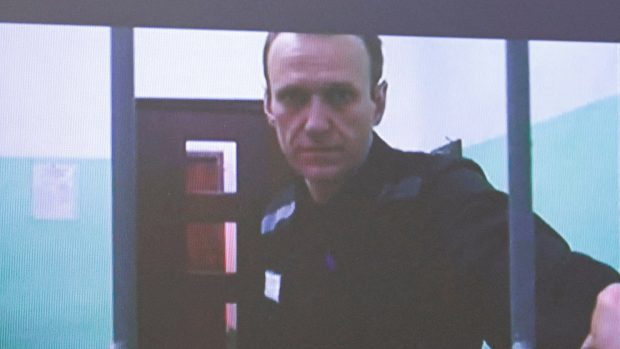 Ruský opoziční politik Alexej Navalnyj se objevuje na obrazovce prostřednictvím videopřenosu z trestanecké kolonie IK-6 ve Vladimirské oblasti během soudního jednání, kde se projednává jeho odvolání proti rozsudku v trestní věci týkající se mnoha obvinění, včetně vytvoření extremistické organizace, Moskva, Rusko 26. září 2023