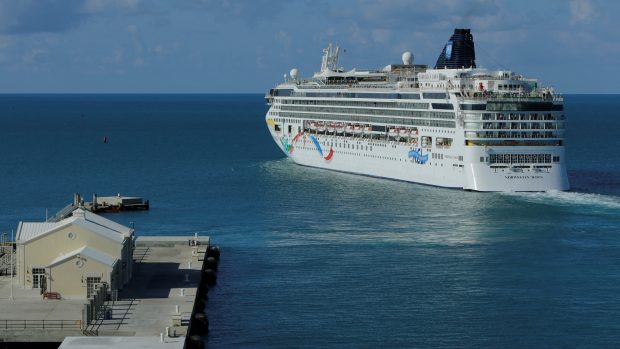 Výletní loď Norwegian Dawn (na snímku u pobřeží Bermud)
